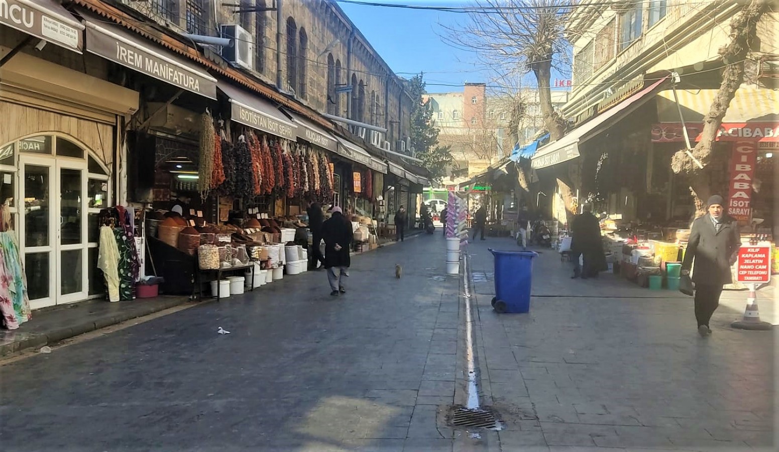 Deprem bölgesindeki esnaf günler sonra dükkânlarını açtı