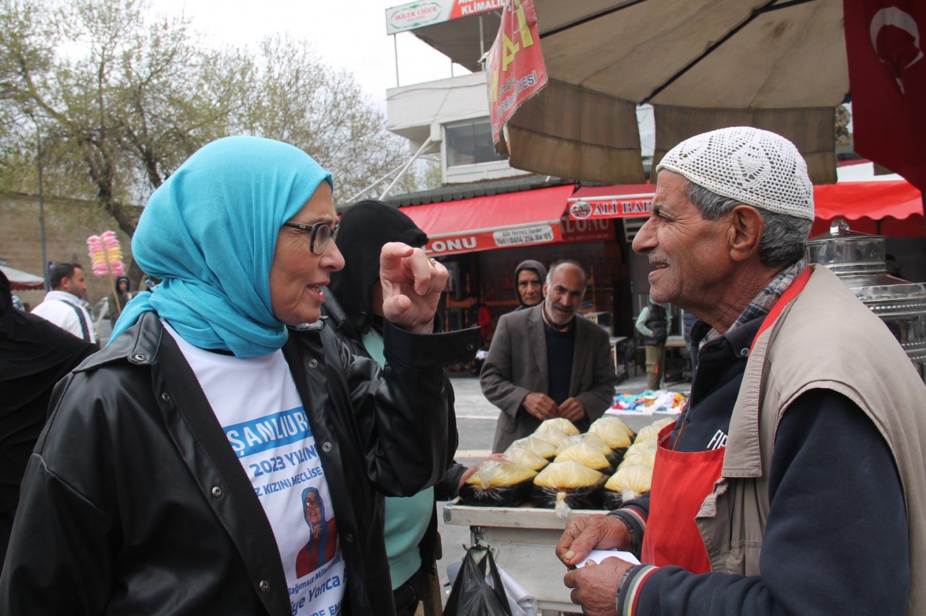 Şanlıurfa’nın bağımsız kadın milletvekili adayı megafonuyla sokak sokak gezip oy istiyor