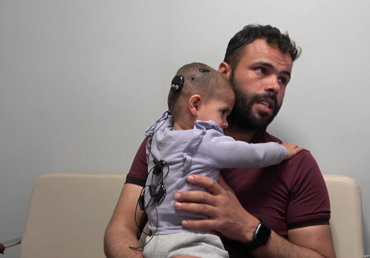 17 aylık Zelal, 'biyonik kulak' ile duydu