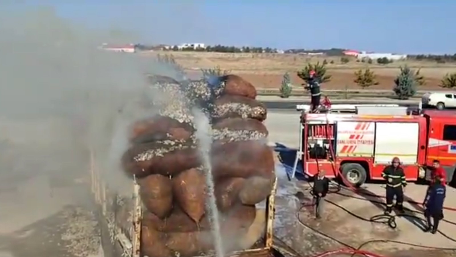 Haliliye'de pamuk yüklü araç yandı