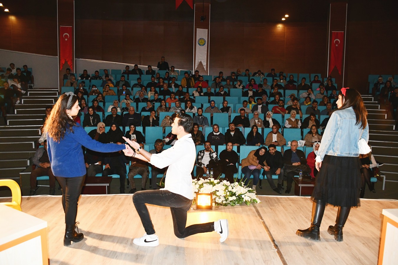 Harran Üniversitesinde Artiz Mektebi sahnelendi;