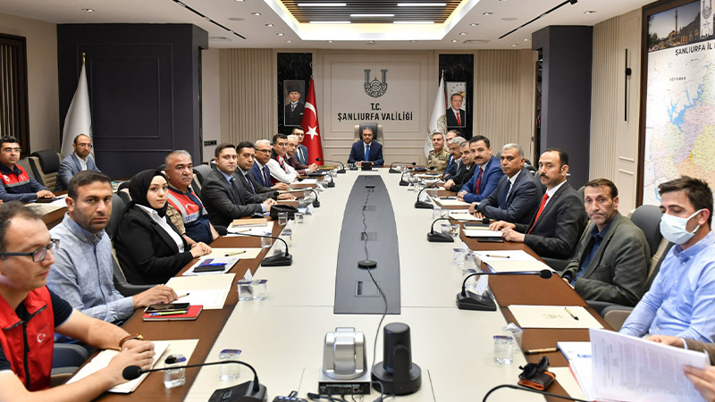 Vali Şıldak sokak hayvanları hassasiyeti için kurumlarla bir araya geldi;